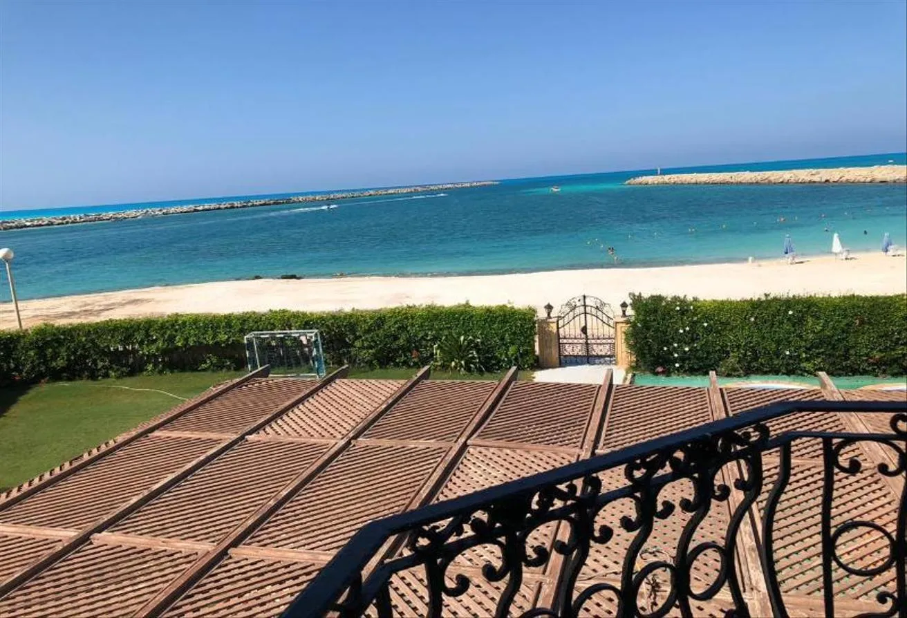 البيع في مارينا 5: فيلا عالبحر مباشره 2560م سعر مميز لظروف السفر ح 