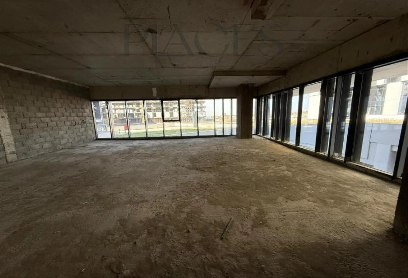 Sale in V90: Admin area 330m for sale  In Hyde Park