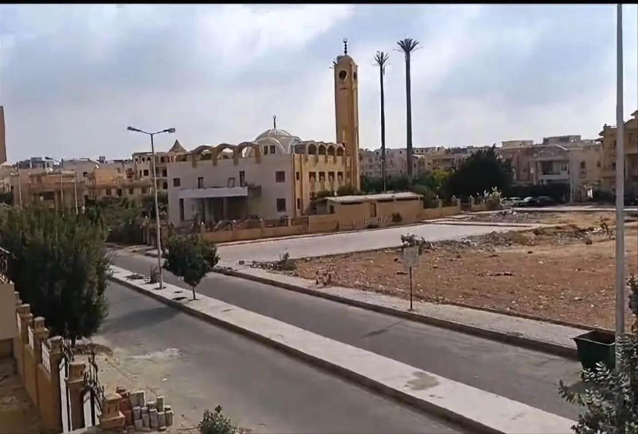 Sale in Shorouk City: شقة 205م بحديقة 120م خطوات لنادى جرين هيلز تقسيط