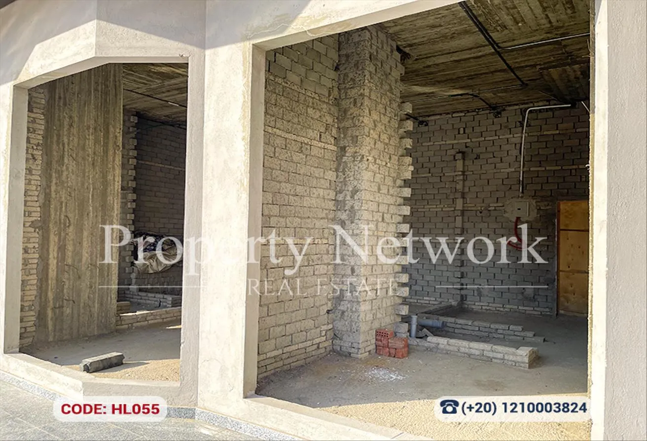 Sale in El Banafseg Services Area: A distinctive store with a view on the Plaza