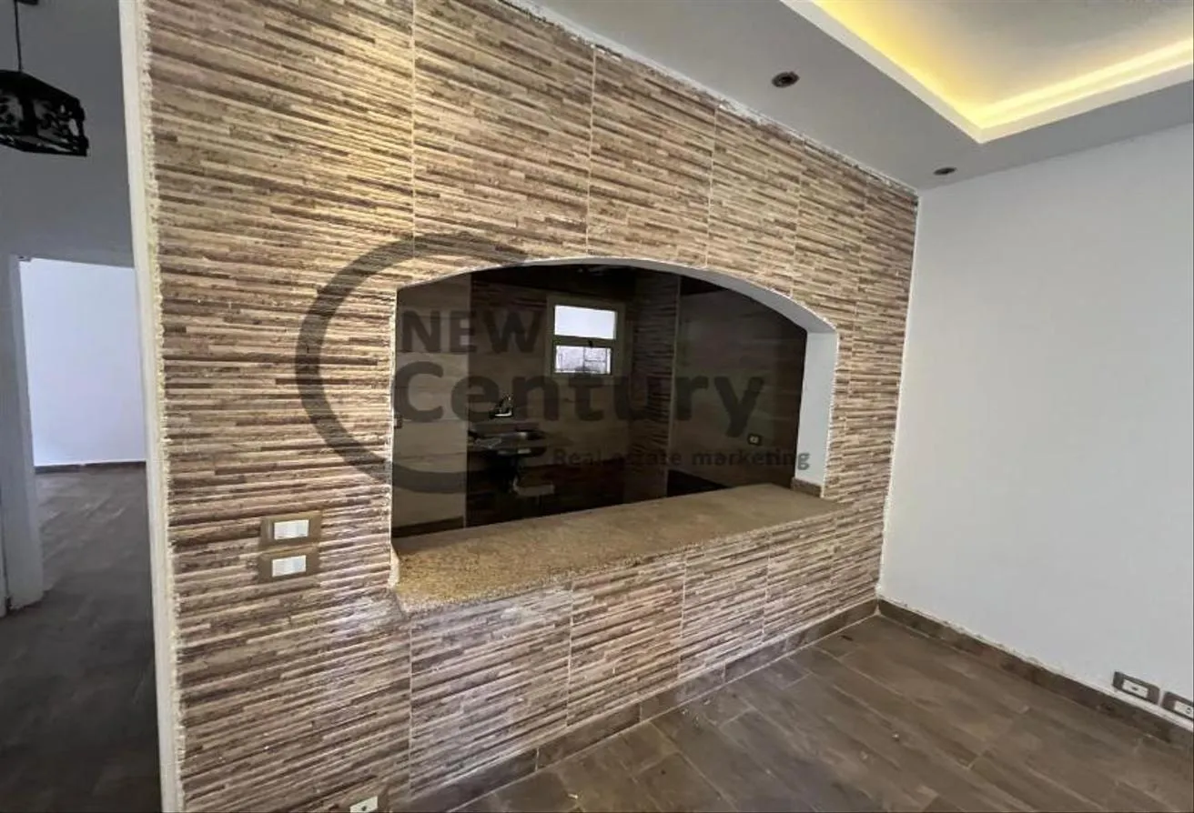 Sale in Italian Neighborhood Road: للبيع في كمبوند رويال فالي حدائق اكتوبر