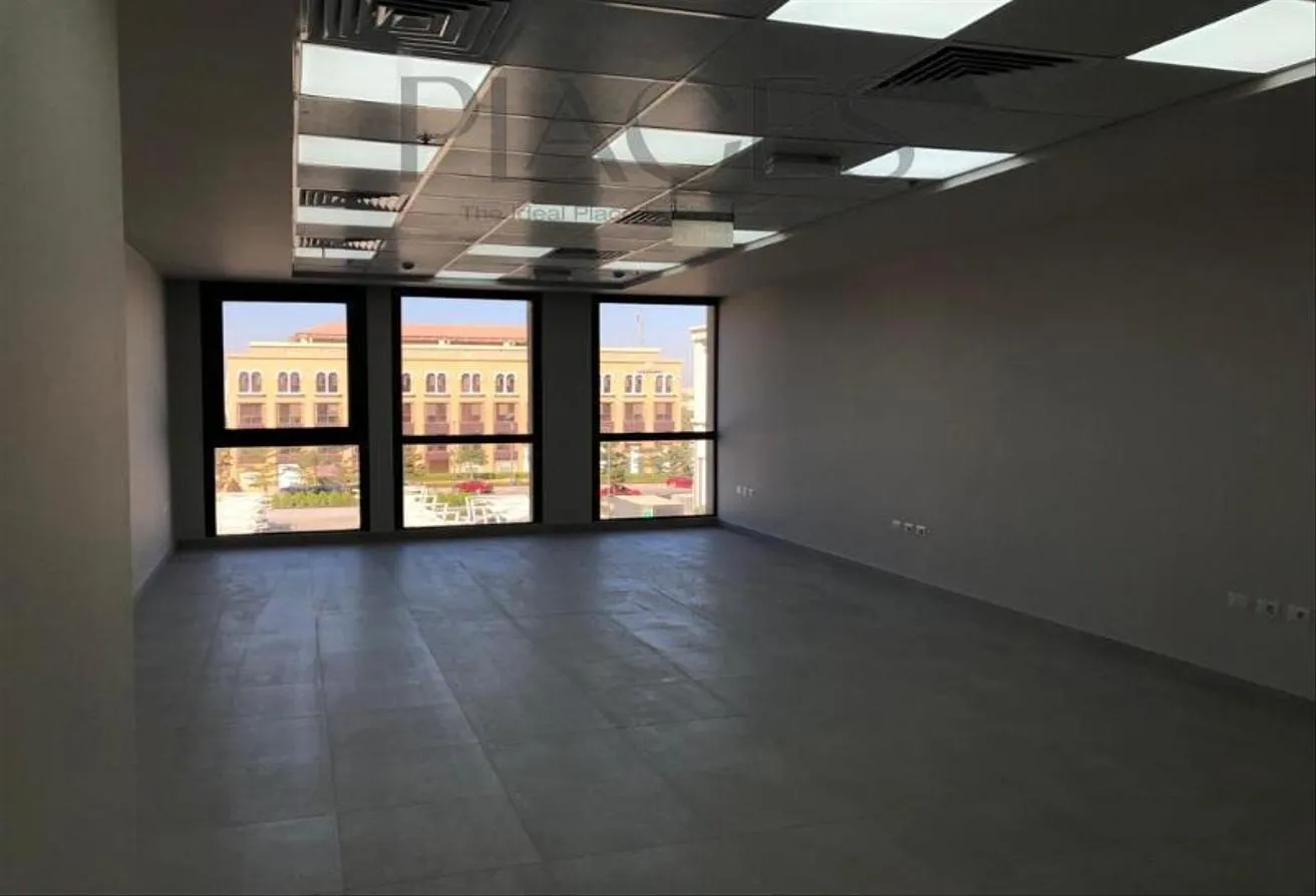 Rent in V90: في ميفيدا بيزنس بارك مكتب اداري للايجار بمساحه 93م