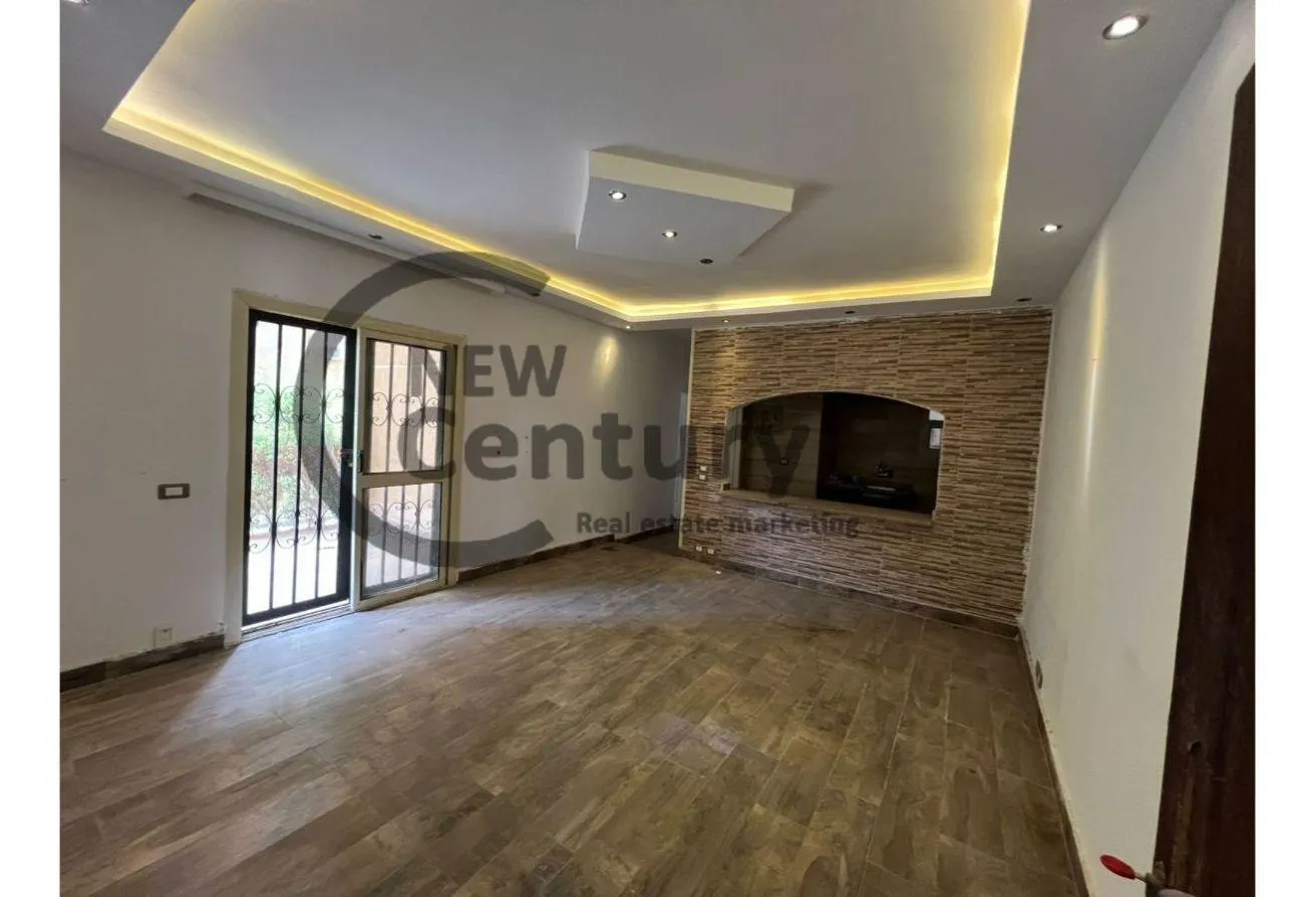 Sale in Italian Neighborhood Road: شقه بحديقة خاصه في افضل موقع في حدائق اكتوبر