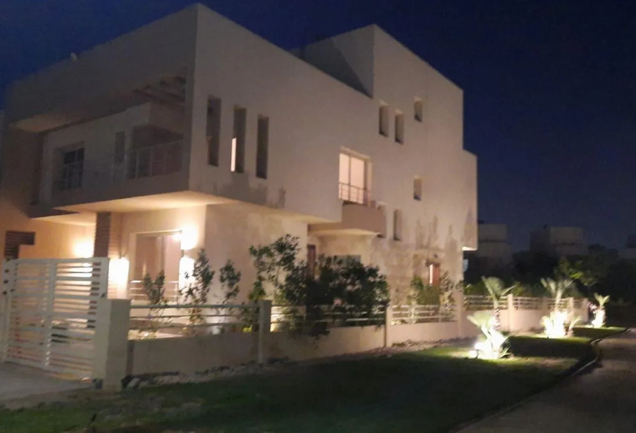Rent in Grand Heights: Town house corner for rent in Grand Heights