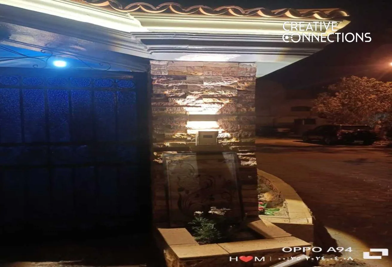 Sale in New October City compounds: شقة بسعر لقطة للبيع في اميز لوكيشن بأكتوبر