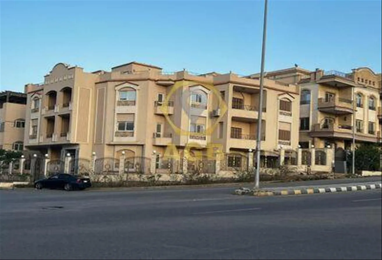 Sale in 5th Settlement Compounds: شقة215م سوبر لوكس ارضى بجاردن 100م البنفسج فيلات