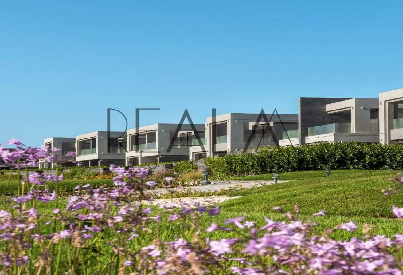 Sale in La vista Ras El Hikma: Chalet with Garden and Prime view | ins over 7 Y