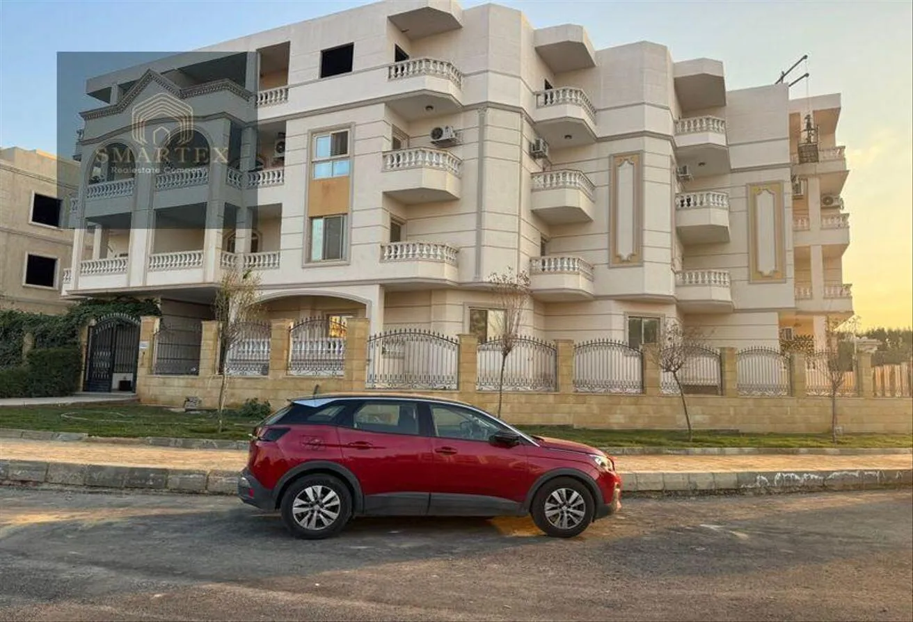Sale in El Nady District: شقة للبيع بحي النادي الشروق 250 م نص تشطيب