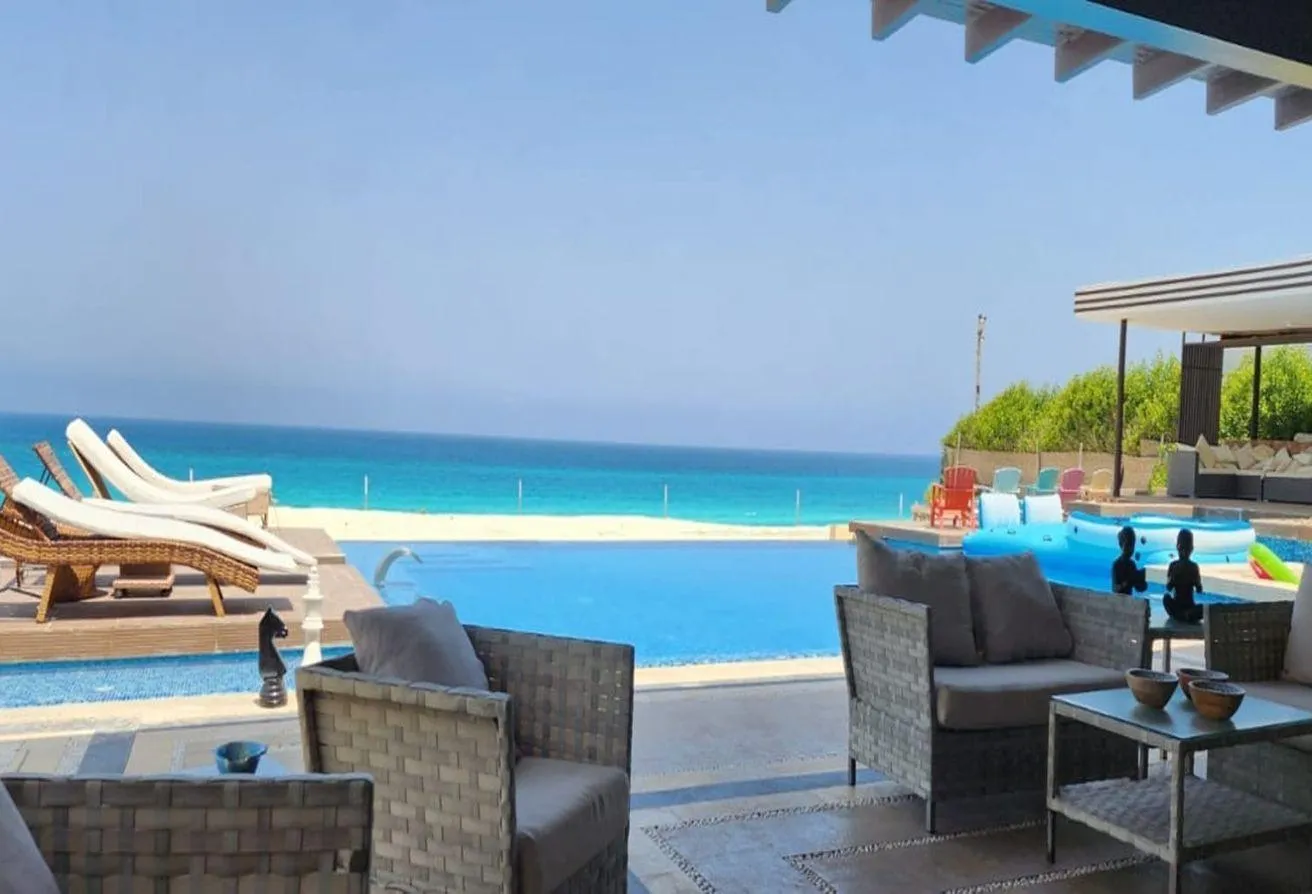 Rent in Marassi: Villa for rent first row  in Valencia Marassi