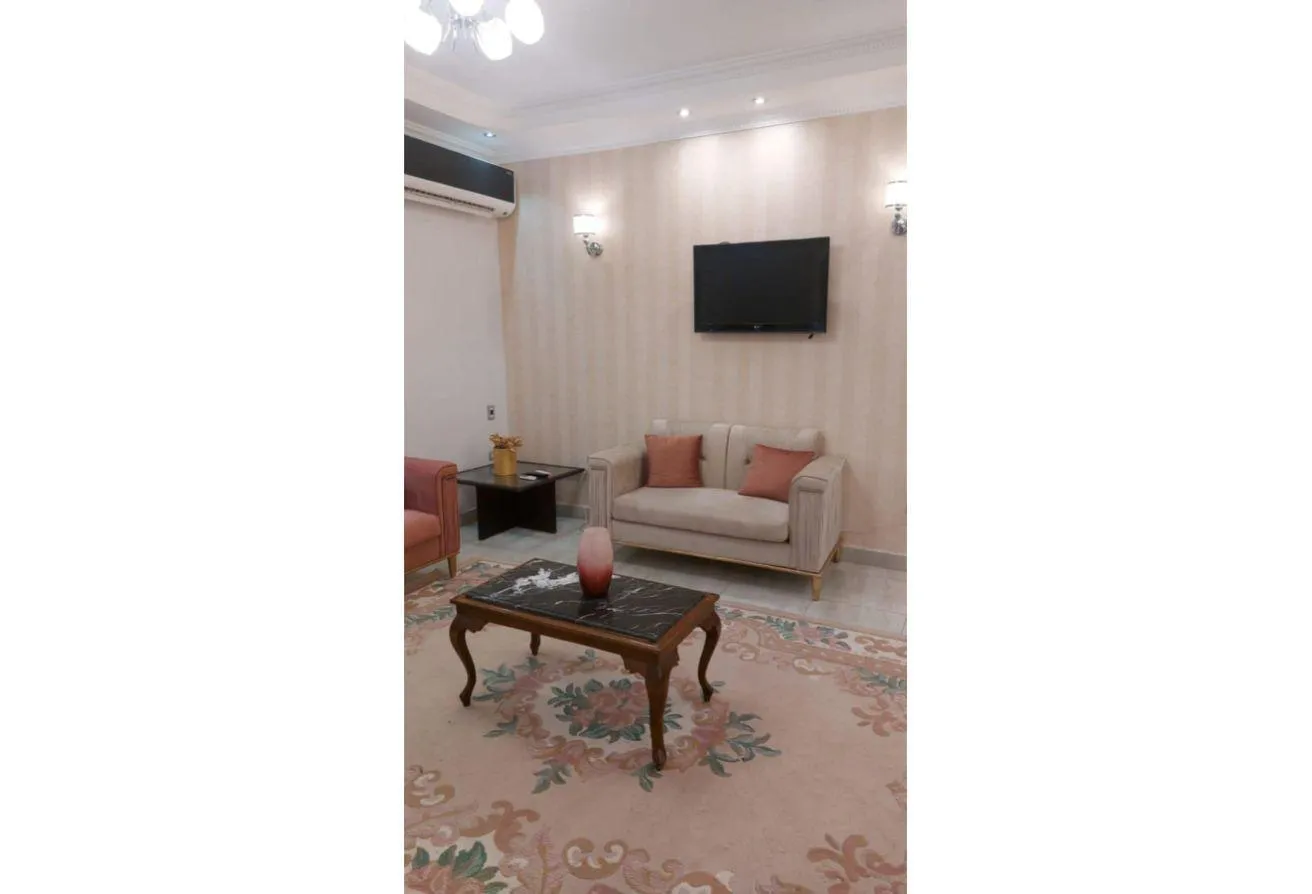 Rent in El Yasmeen 8: شقة للايجار في الياسمين 8، بجوار كوموند ليك فيو