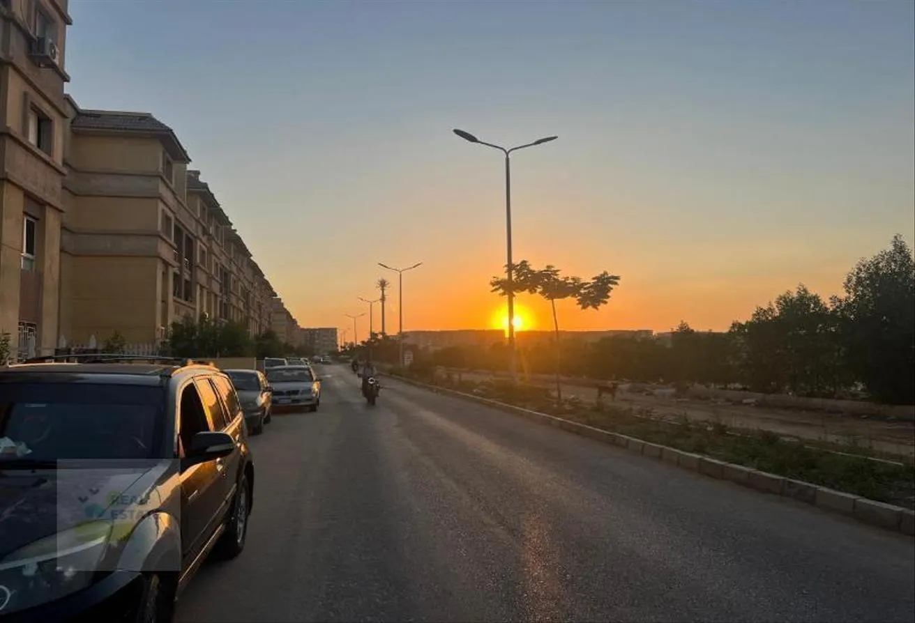 Sale in Degla Palms: للبيع شقة ارضى بجاردن شارع رئيسى بحرى صريح