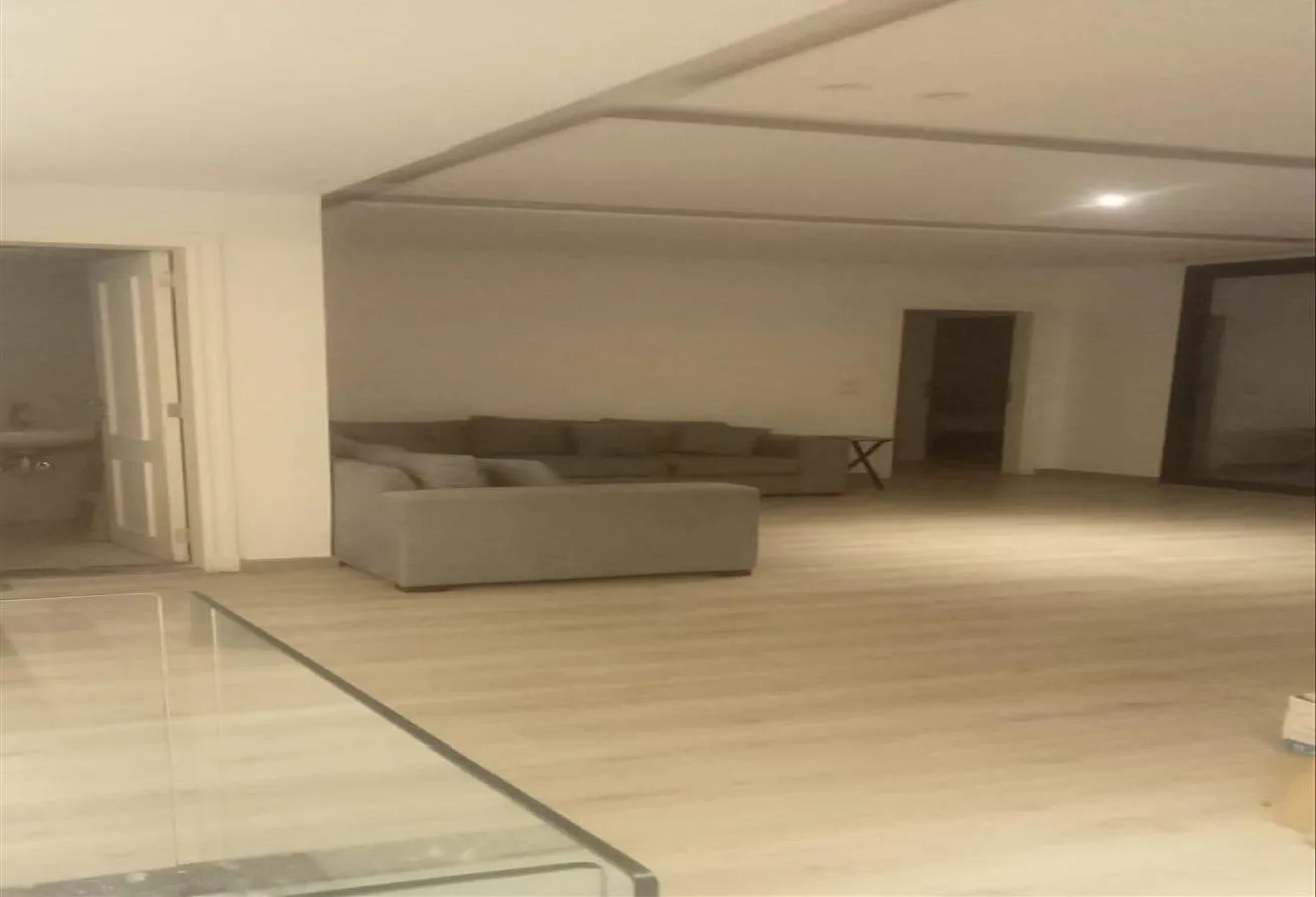 Sale in West Golf Extension: شقه للبيع  دور ارضي مرتفع  في فيلا التجمع الخامس .