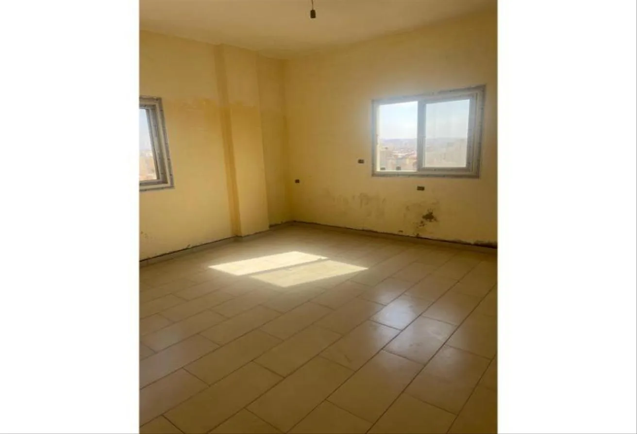 Sale in 5th District: شقة بأفضل موقع امام صالات حسن مصطفى الرياضية