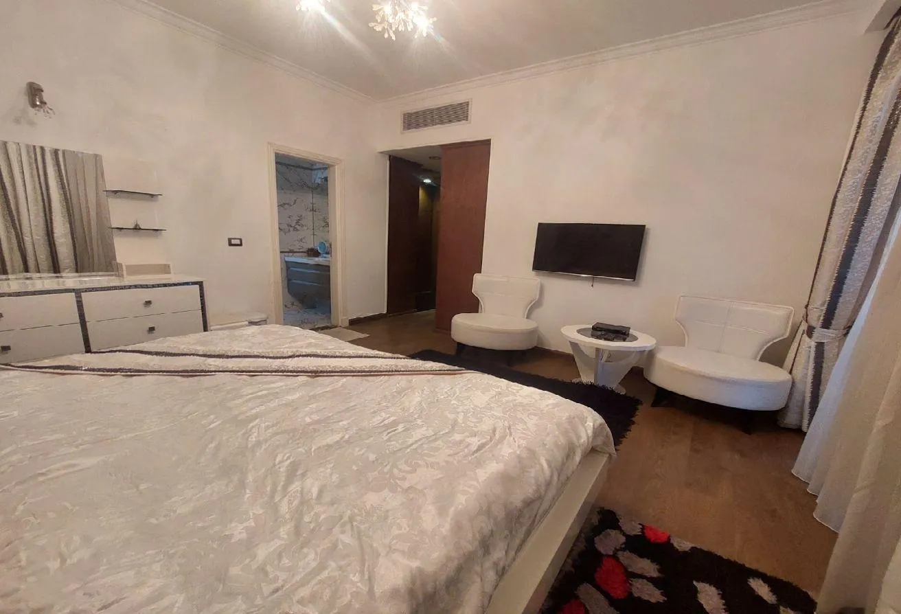 Rent in Hayat Heights: شقه مفروشه بكمبوند الحياه هايتس ٣٥٠م فندقيه