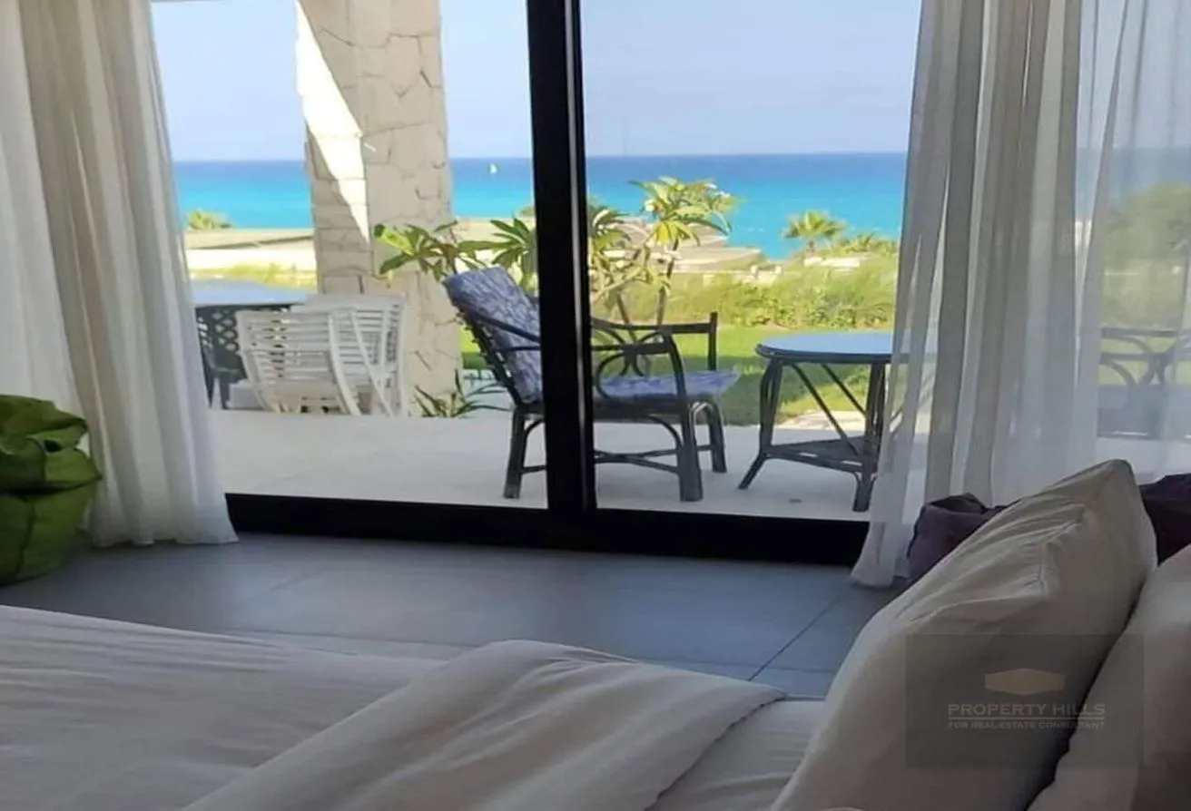 Sale in Hacienda: 550m first row villa, ultra-luxury, over 10 years