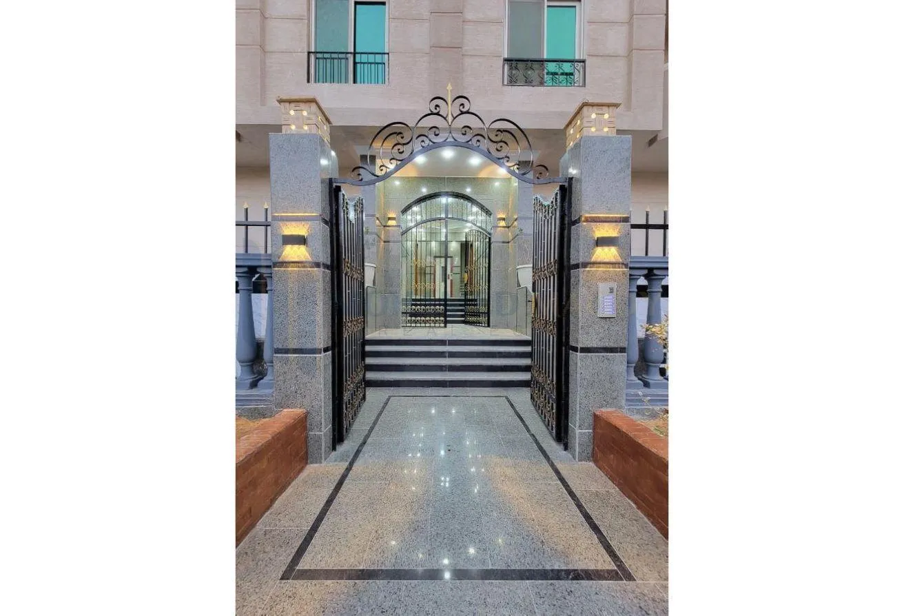 Sale in Green Residence 2: شقة بإطلالة مميزة للبيع بالحي الثامن الشيخ زايد