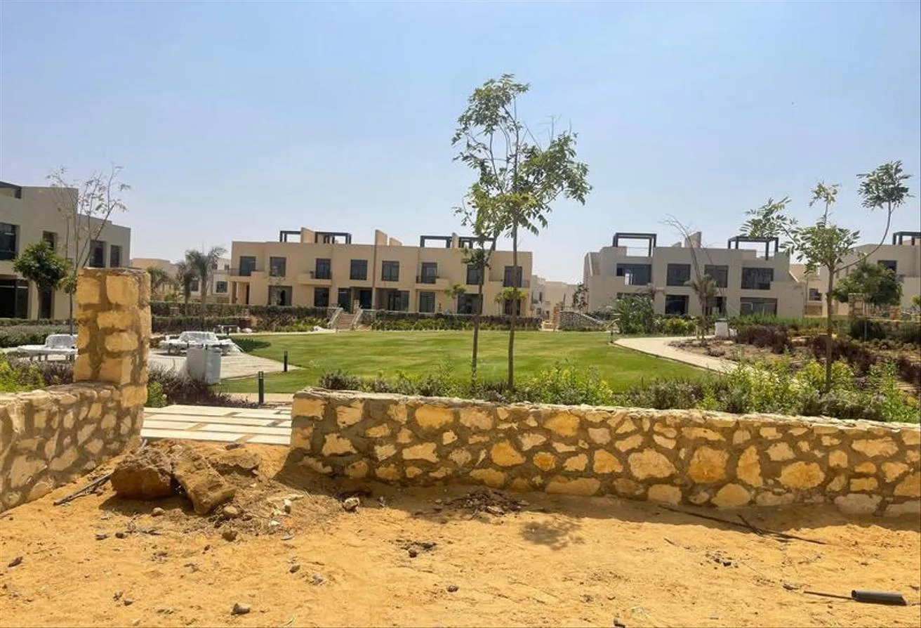 Sale in O West: فيلا تاون هاوس للبيع او ويست  اوراسكوم استلام فوري