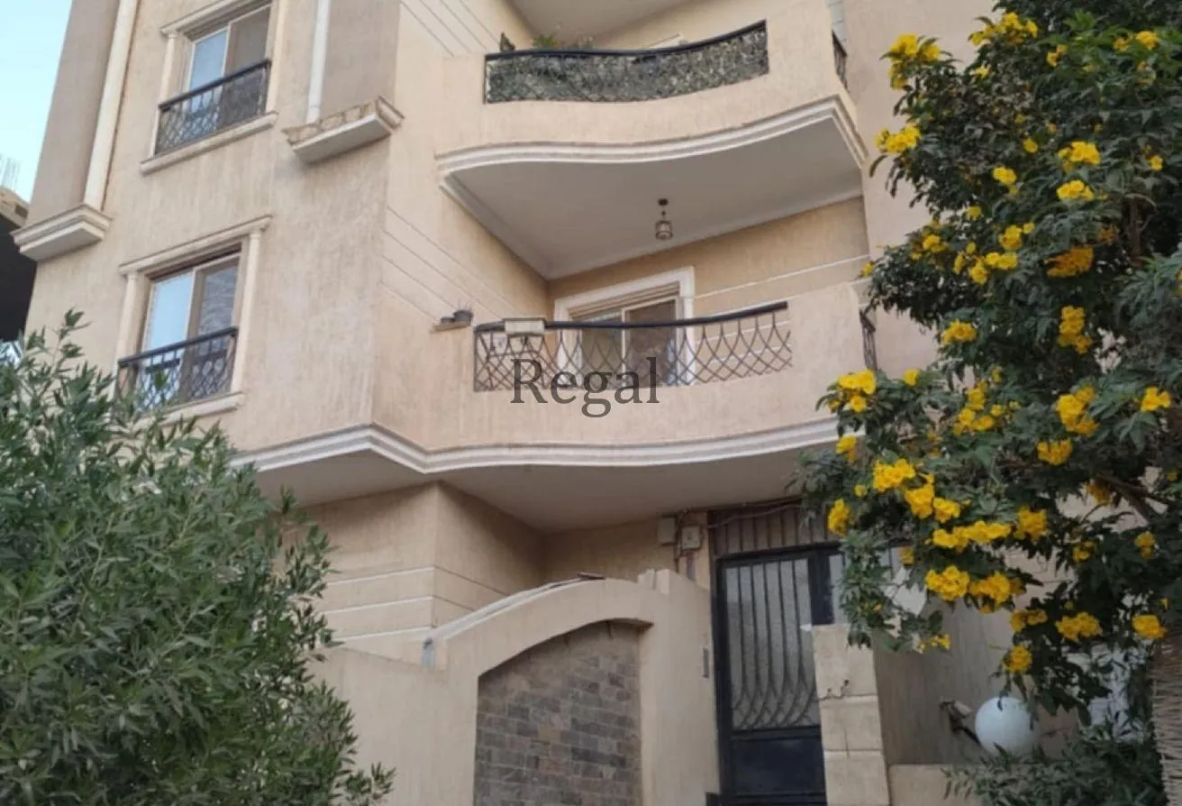 Sale in Abeer Gardens: شقه في حدايق اكتوبر في المربع الذهبي جنب ازولا