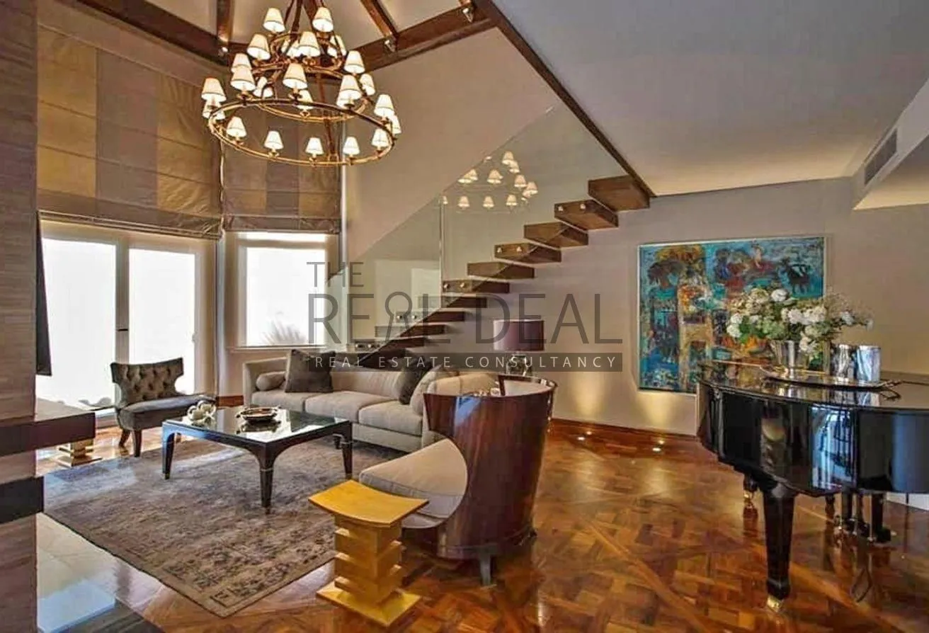 Sale in The Crest: For sale in the heart of the settlement, a 4-room