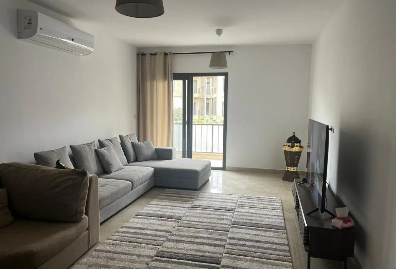 Rent in Azad: Fifth Square Compound, first use apartment, open v