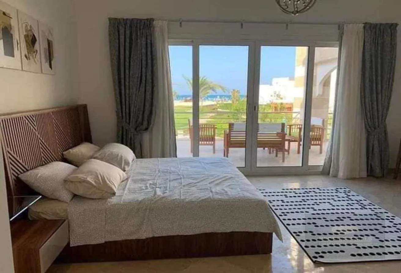 Sale in La Vista Bay: Villa low price direct beach over 10y Palm Hills.