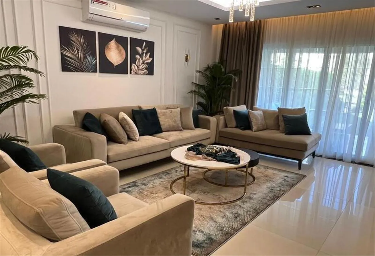 Sale in Mountain View 1: متاح شقة للبيع في ماونتن فيو هايد بارك مساحة ١٣٣ م