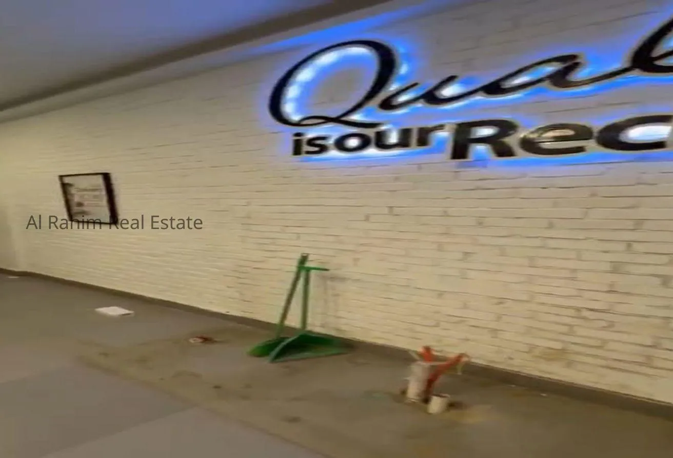 Rent in El Rehab Extension: محل100م في السوق الشرقي للايجار قانون (نشاط غذائي)