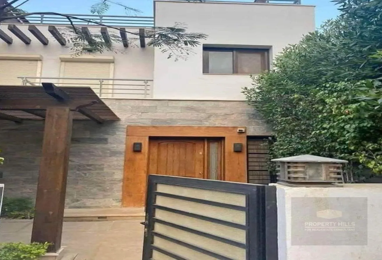 Sale in Ivoire: Ready to move Villa in Zayed near Ahly Club 10 Yrs