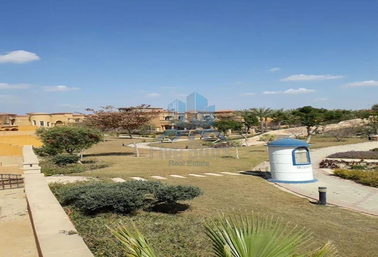 Sale in Royal Meadows: توين هاوس بكمبوند رويال ميدوز فيو امامي  نص تشطيب