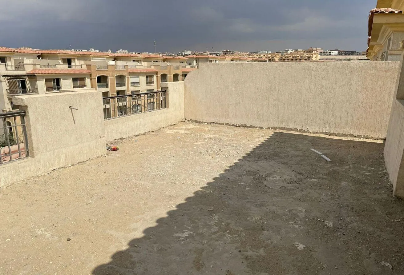Sale in Stone Residence: Studio 42m for sale with roof in Stone New Cairo