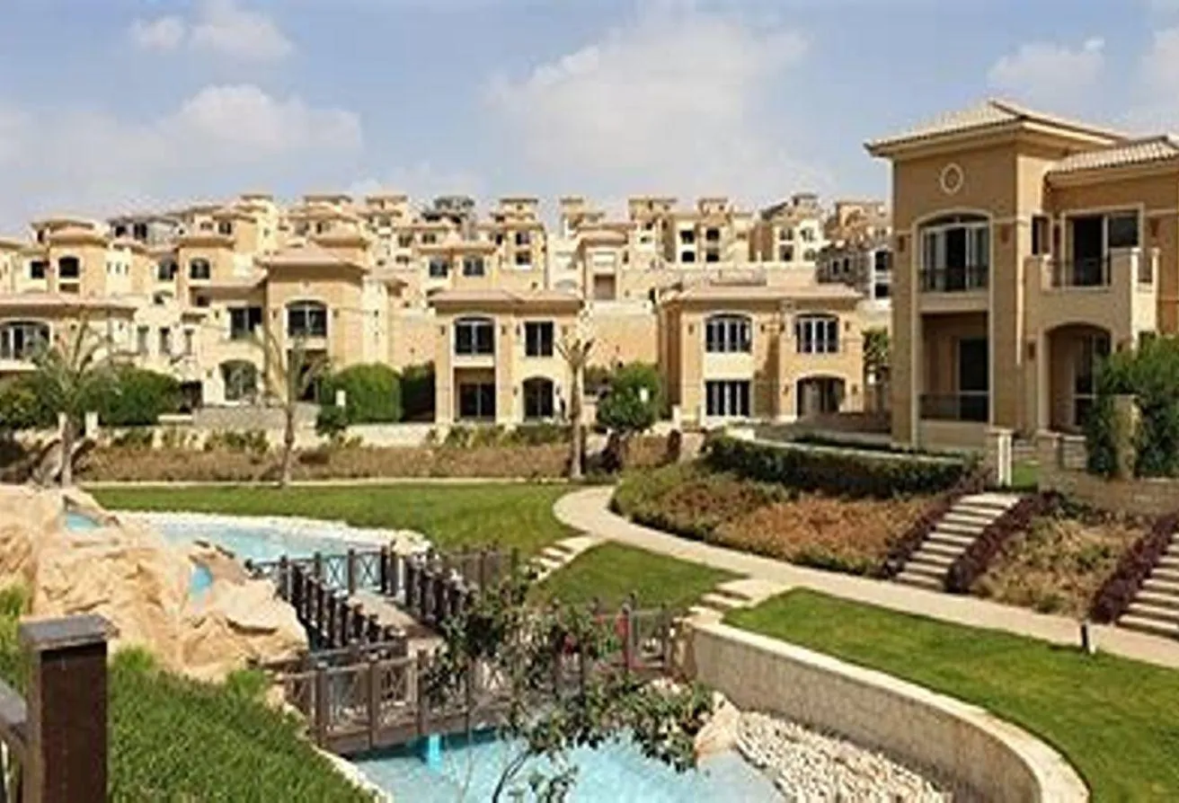 Sale in Saada Compound: فيلا للبيع بكمبوند سعاده ع البحيرات 355 m رائعه