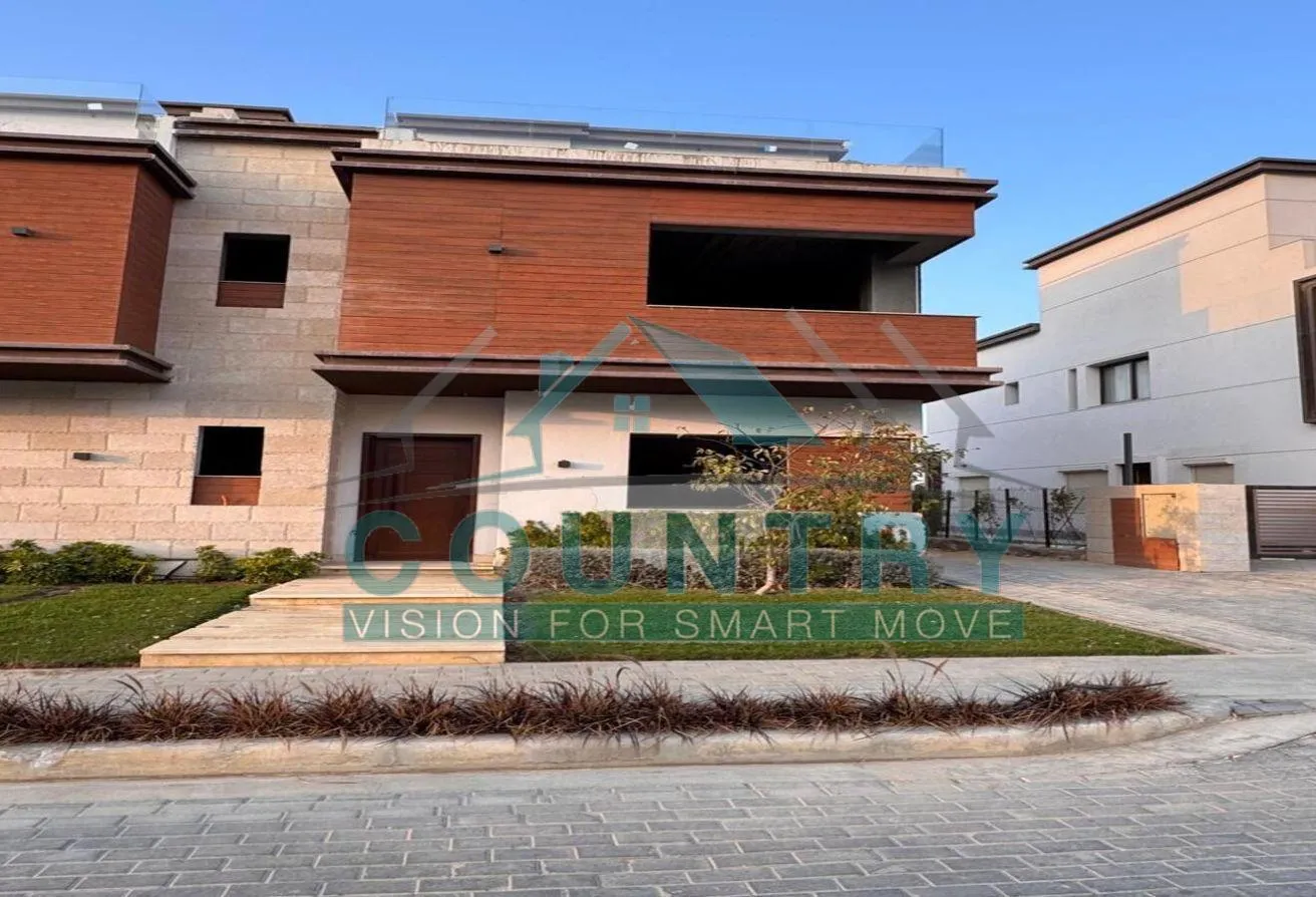 Sale in Azzar: Town House Corner 300 sqm RTM with instalments.