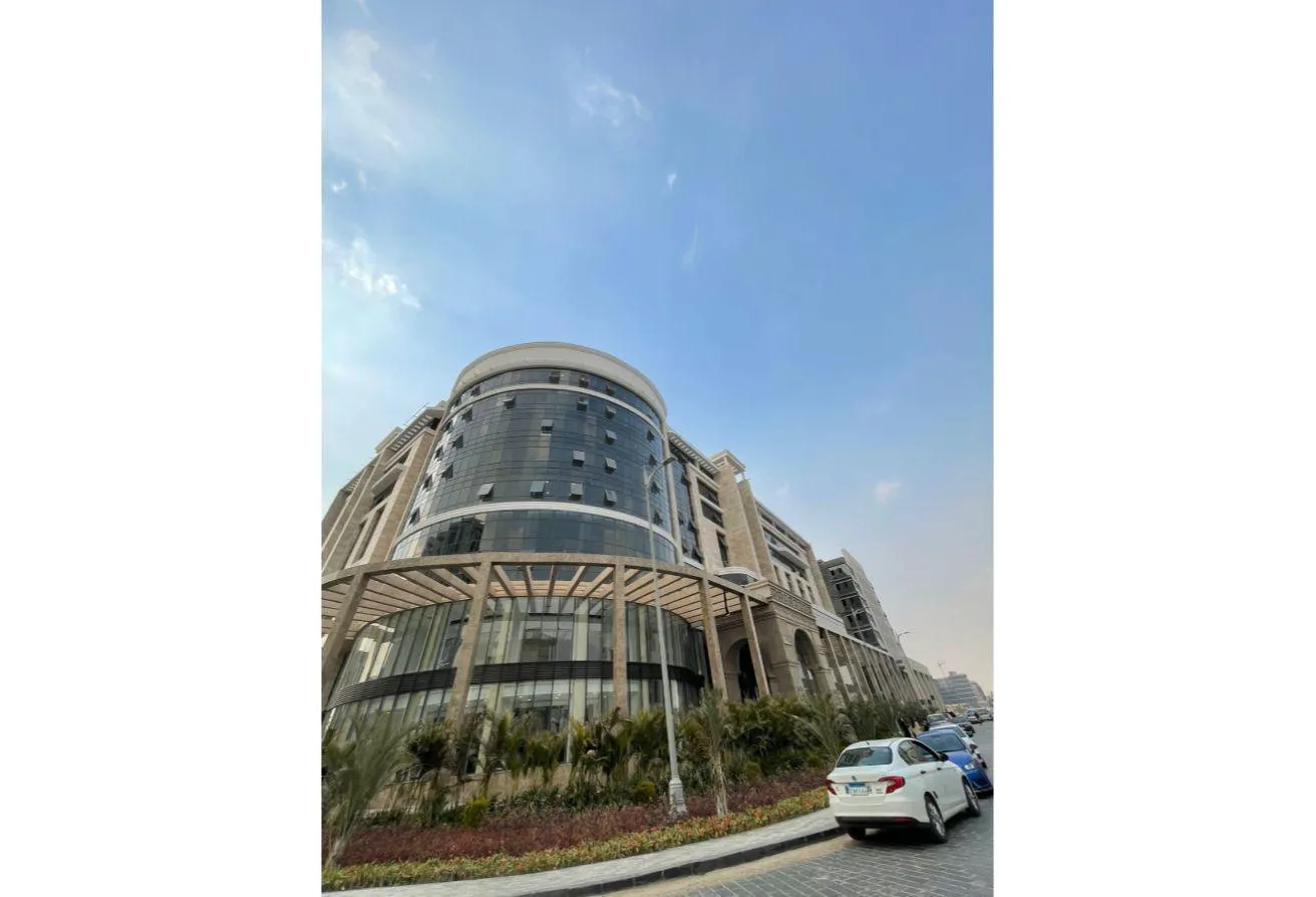 Sale in Financial District: مكتب للبيع بأقل سعر متر في الحي المالي وبالتقسيط 