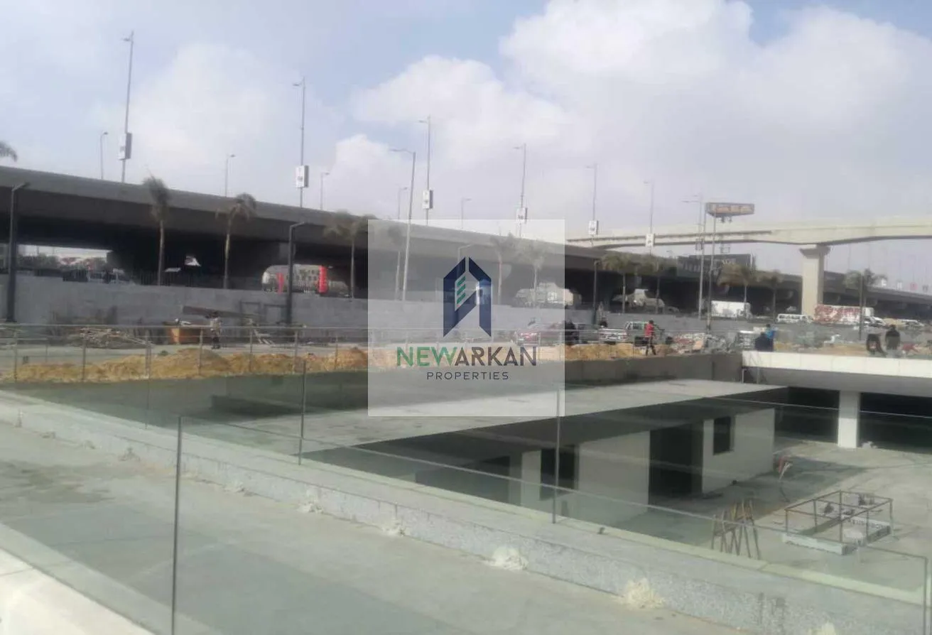 Rent in Centrada Hub: Shop on the axis, in front of Juhayna Square