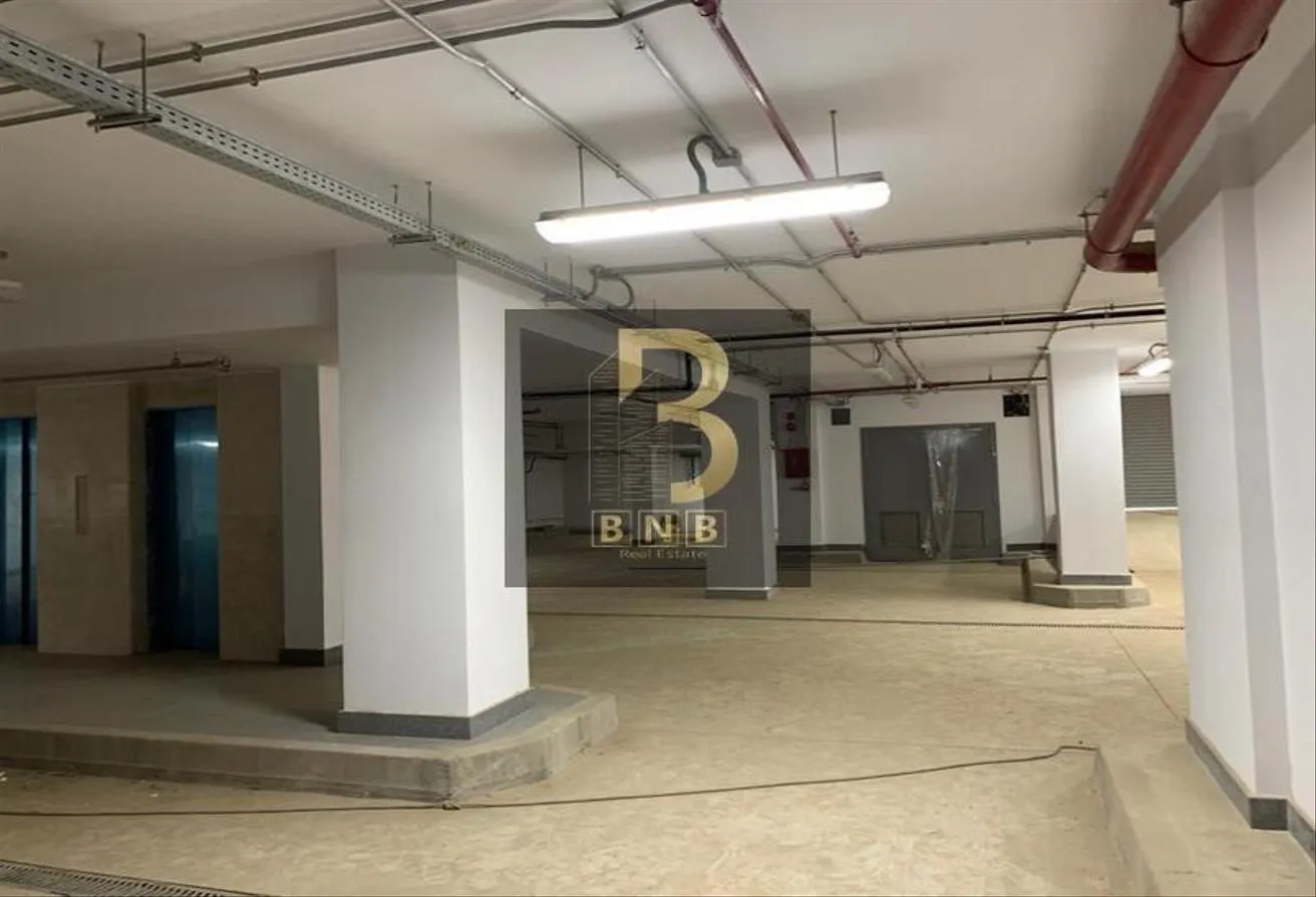 Rent in 90 Street: fully commercial administrative building on 90th