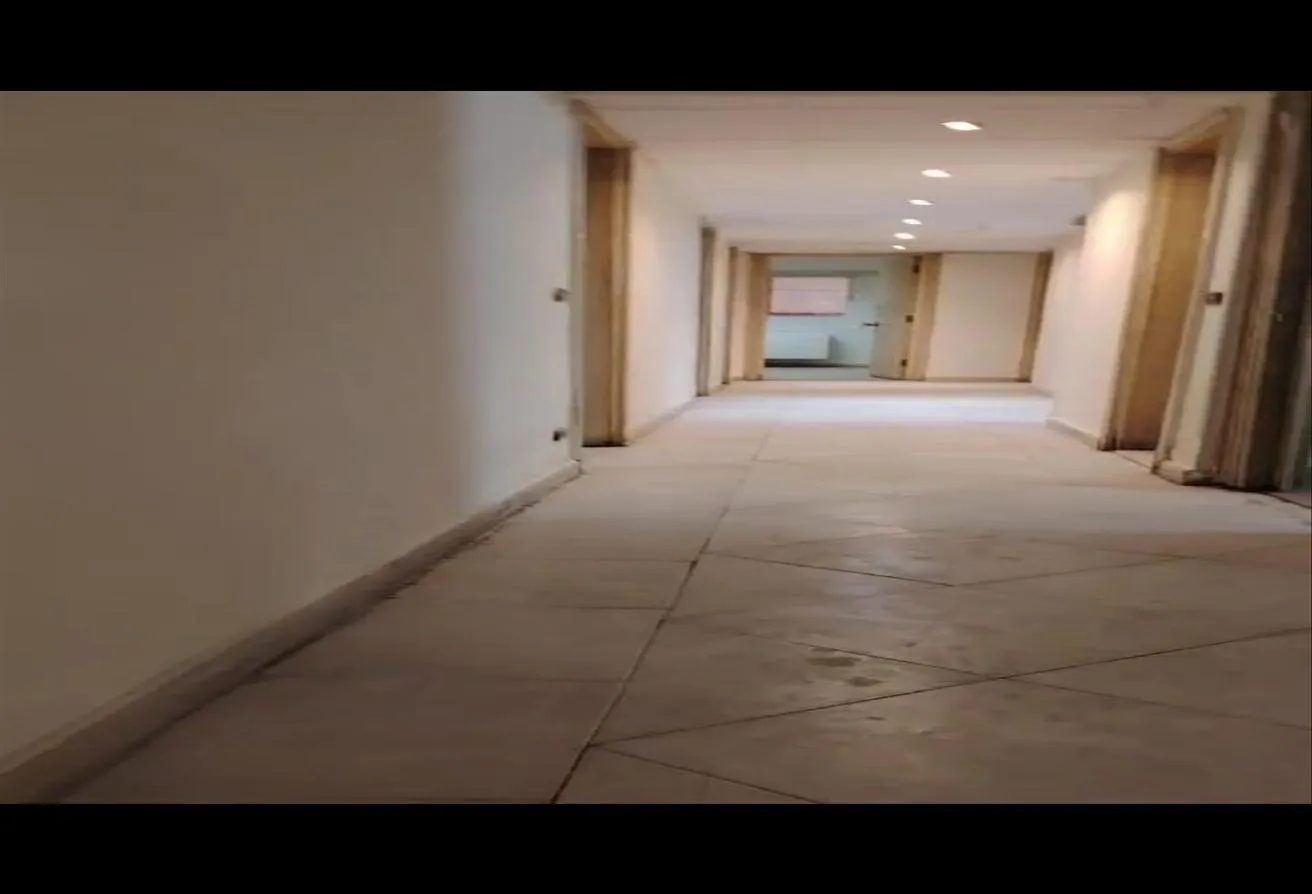 Rent in Al Batal Ahmed Abd El Aziz St.: مكتب5غرف ٢٨٠م دور اول خلف مسجد مصطفى محمود