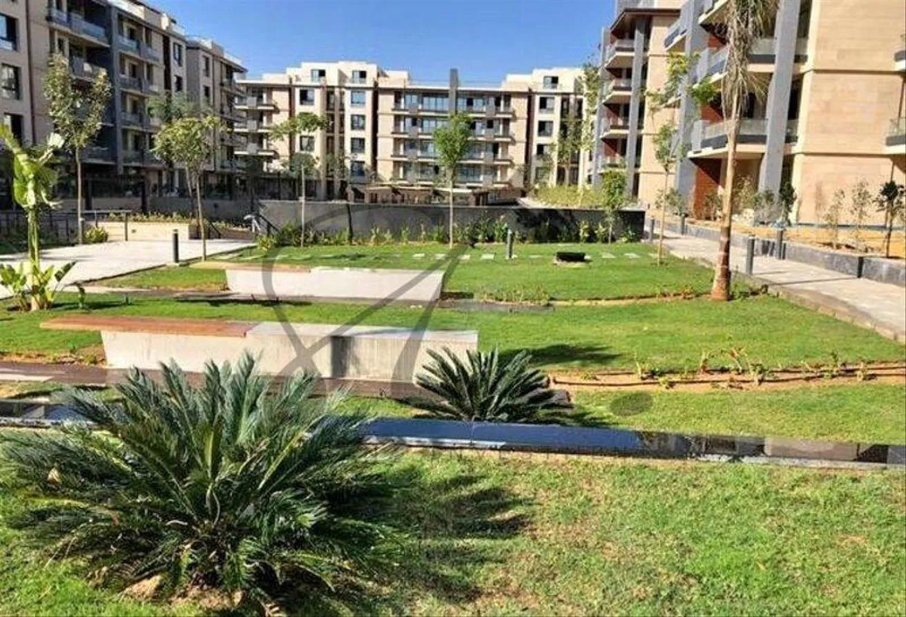 Sale in Azad: Apartment at the old price in Azad Compound, immed