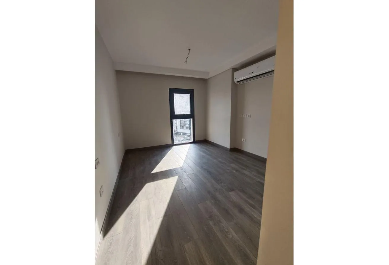 Rent in Zed Towers: 3 bedroom apartment, 10th floor - prime location
