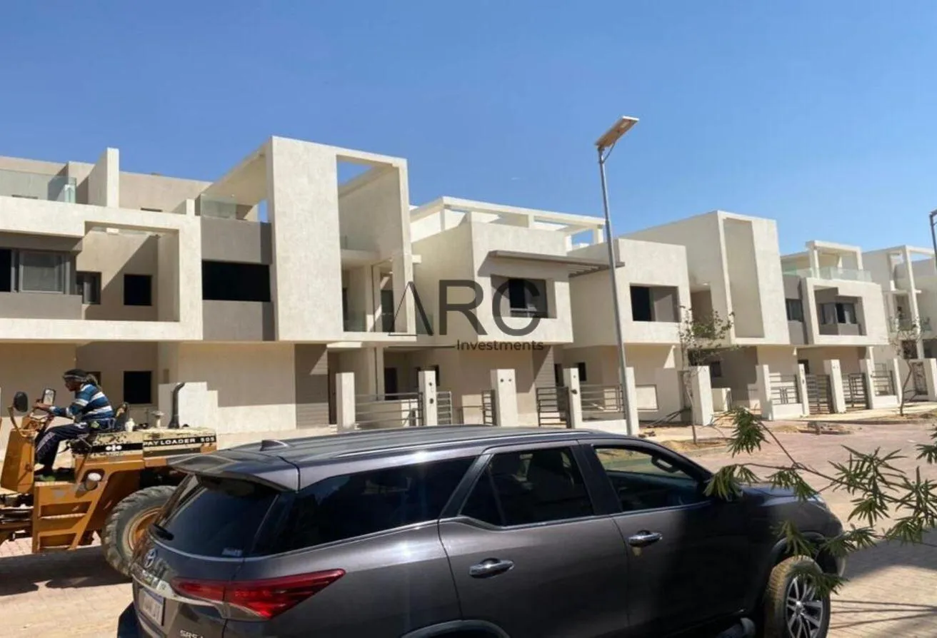 Sale in Fifth Square: Ready To Move Townhouse Corner 25% Down On 6 Years