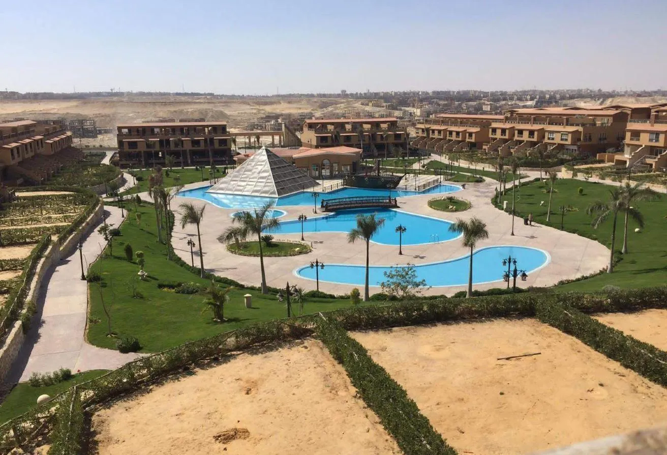 Sale in Pyramids Walk: تاون هاوس 365م للبيع  بيراميدز ووك فيو حمام سباحة