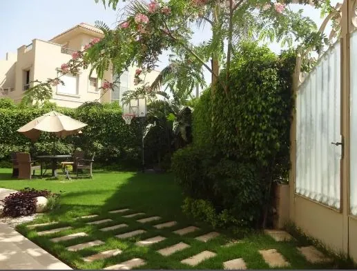 Sale in Flowers Park: Roof Studio next to the AUC for only 2.6 million