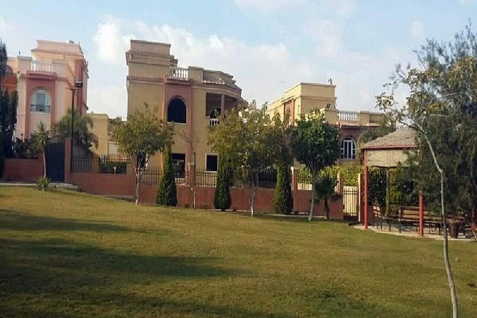 Sale in Étoile De Ville: Prime location villa 690m in Etoile de Ville comp