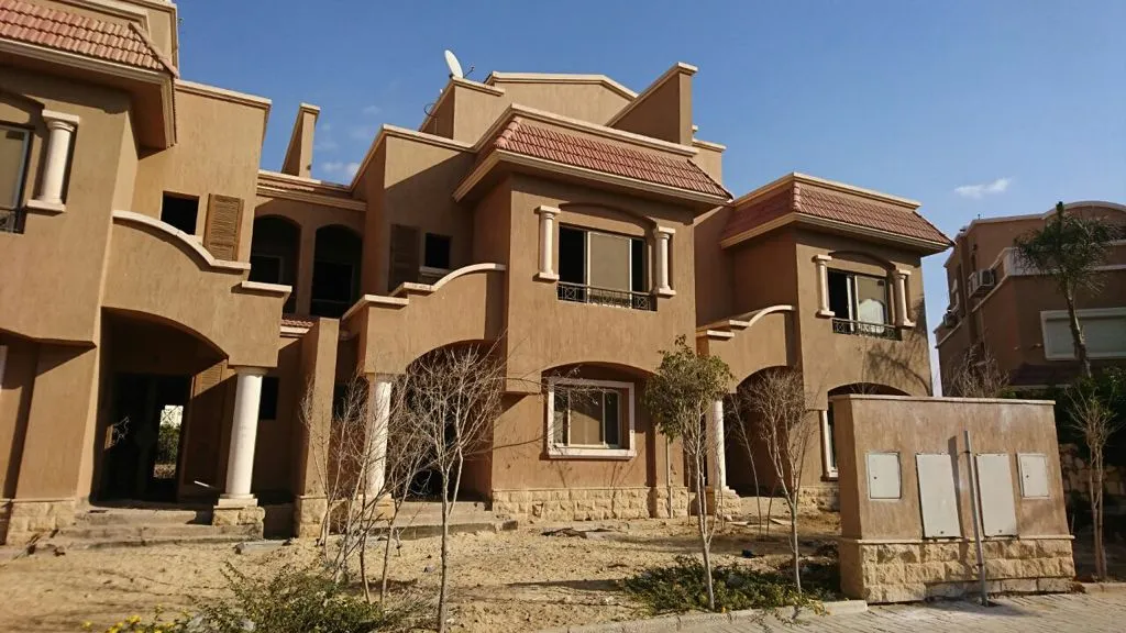 للايجار في مينا ريزيدنس: فيلا تاون هاوس للايجار فرش فندقي كمبوند مينا ريزيد 