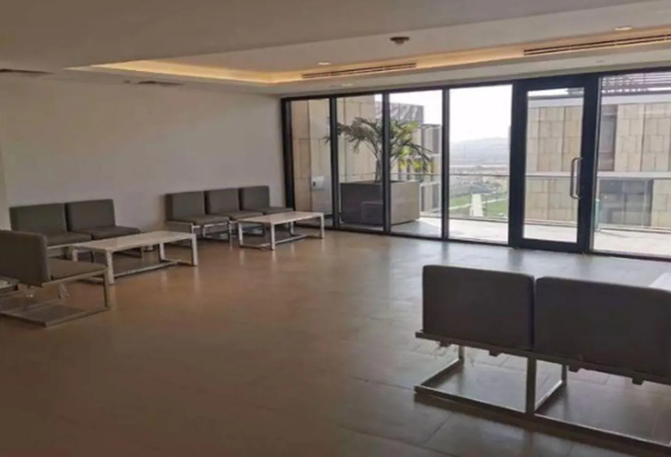 Sale in Beverly Hills Road: Ready to move fully finished clinic in beverlly