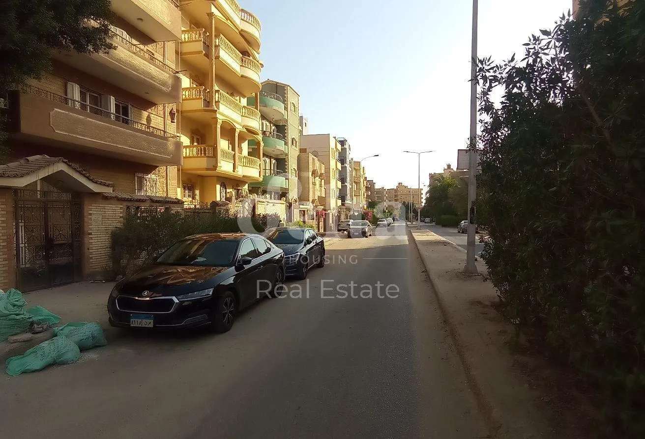Sale in 5th District: للبيع شقه 200 م سوبر لوكس بالحي الخامس 6 اكتوبر