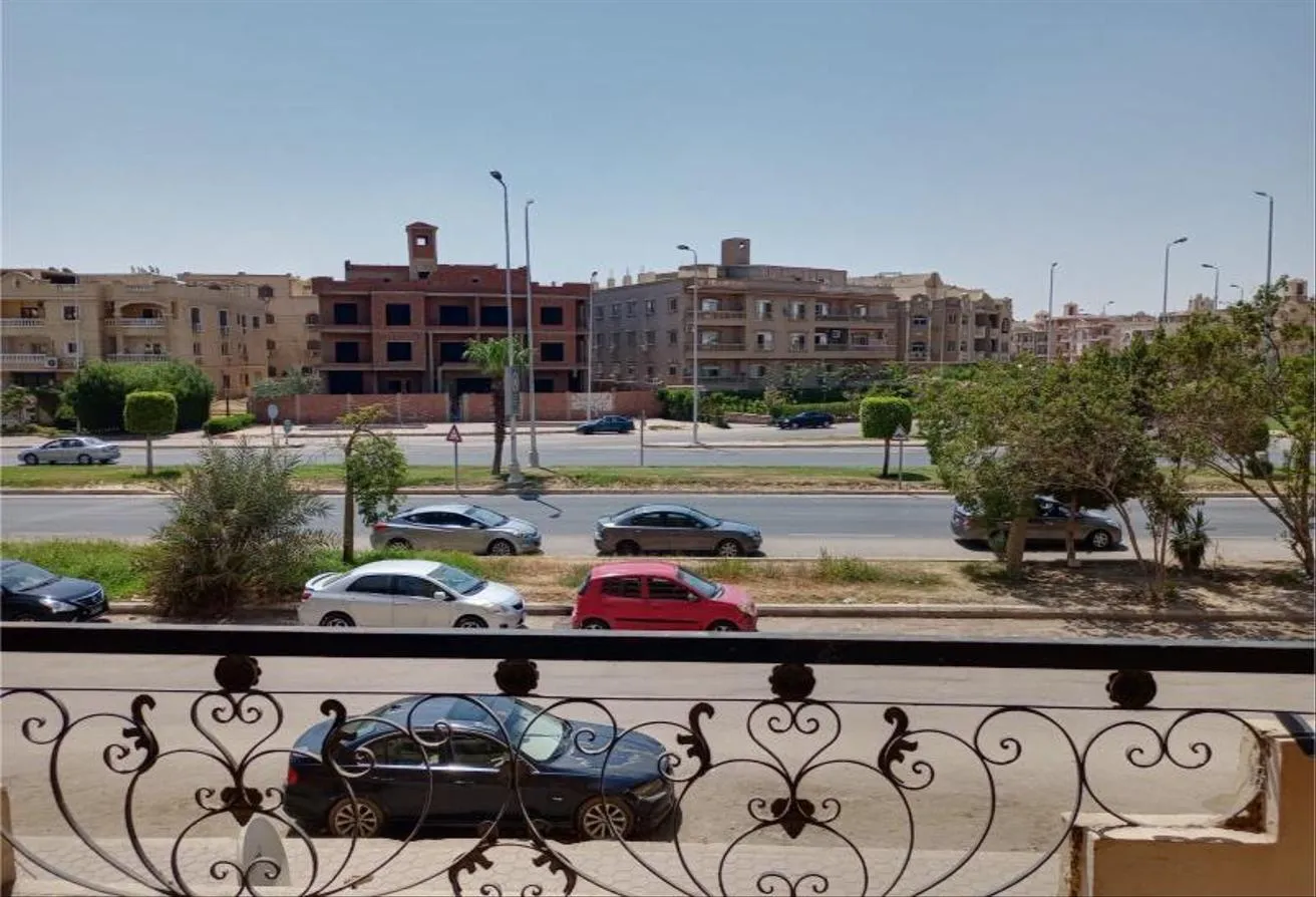 Sale in Al Mostathmir El Saghir: شقه فيو مفتوح في لوكيشن ممتاز بالشيخ زايد