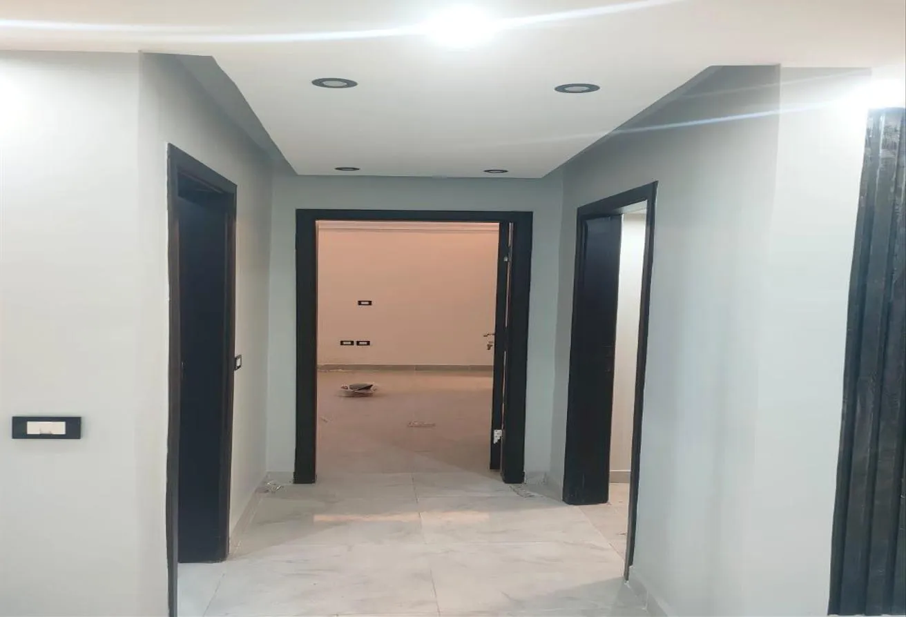 Rent in Al Khamayel city: شقة للايجار كمبوند الخمائل دور ارضى بحديقة خاصة