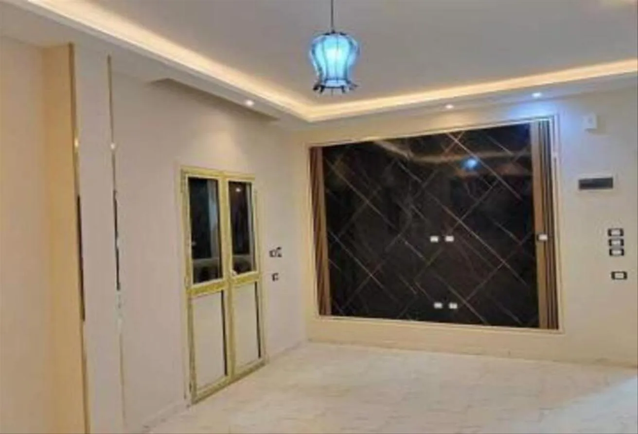 Sale in 5th District: شقه بالحي الخامس علي شارع رئيسي بتشطيب ممتاز