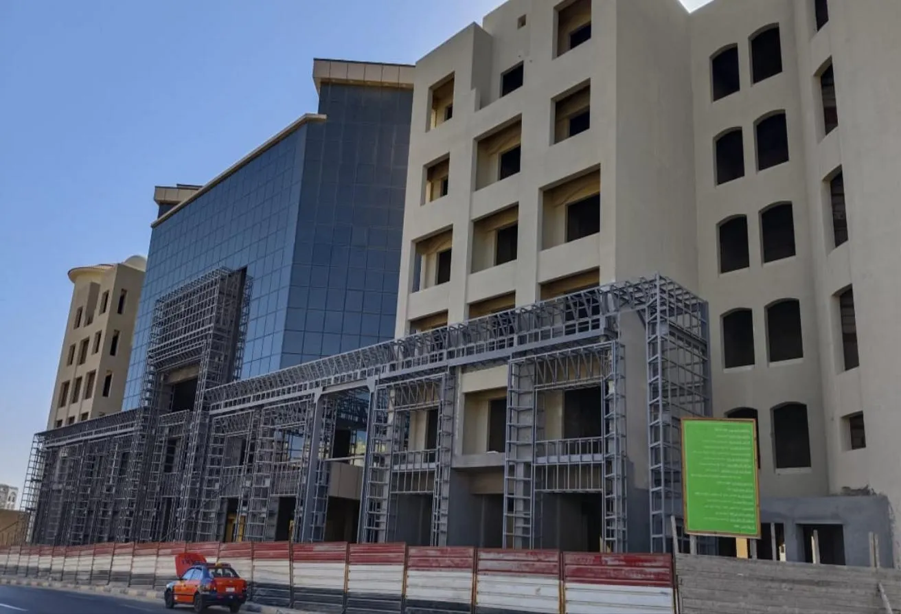 Sale in El Hadaba District: شقه فيو على الشارع الرئيسي بمقدم 15% فقط