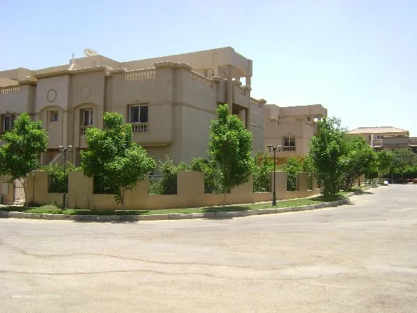 البيع في رويال فالي: فيلا بحمام سباحة - جاهزه بالفرش والاجهزة والتكيفات 